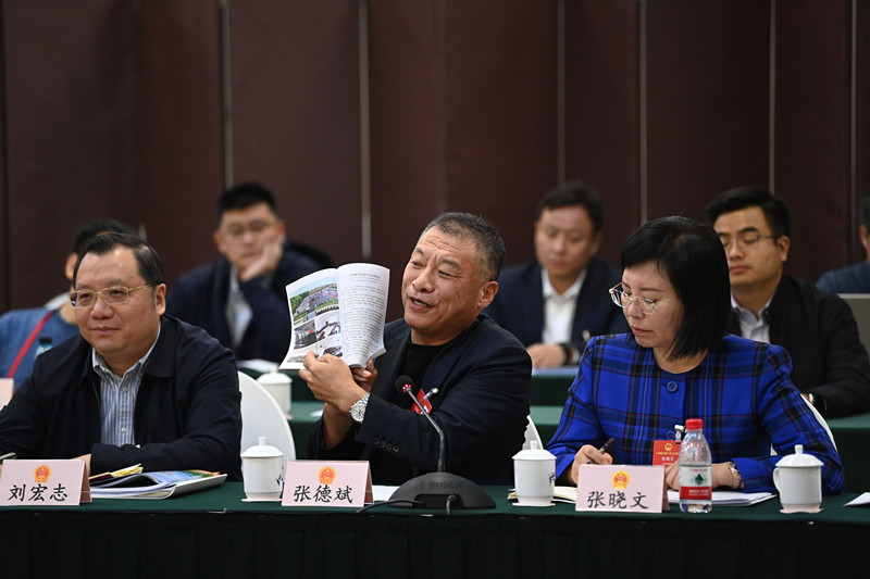 3月7日上午，出席十四届全国人大三次会议的辽宁代表团分组审查计划报告和草案、预算报告和草案。